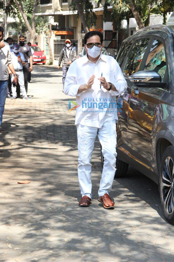 photos kajol tanuja alka yagnik and more arrive at bappi lahiris house to pay respects to the music composer2 5