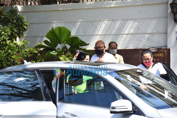photos kajol tanuja alka yagnik and more arrive at bappi lahiris house to pay respects to the music composer2 7 photos kajol tanuja alka yagnik and more arrive at bappi lahiris house to pay respects to the music composer2 7