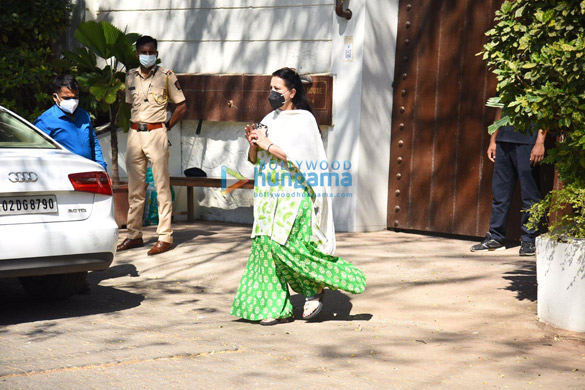 photos kajol tanuja alka yagnik and more arrive at bappi lahiris house to pay respects to the music composer3 3 photos kajol tanuja alka yagnik and more arrive at bappi lahiris house to pay respects to the music composer3 3