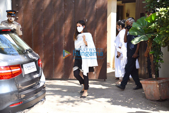 photos kajol tanuja alka yagnik and more arrive at bappi lahiris house to pay respects to the music composer3 5 photos kajol tanuja alka yagnik and more arrive at bappi lahiris house to pay respects to the music composer3 5