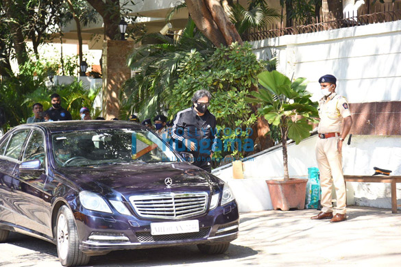 photos kajol tanuja alka yagnik and more arrive at bappi lahiris house to pay respects to the music composer3 6