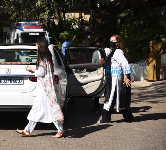 photos kajol tanuja alka yagnik and more arrive at bappi lahiris house to pay respects to the music composer3 8