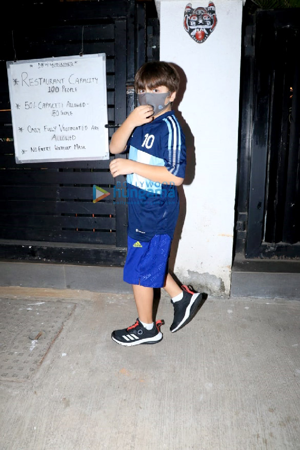 photos kareena kapoor khan karisma kapoor abram khan and others attend amrita aroras son birthday party at mizu in bandra 7