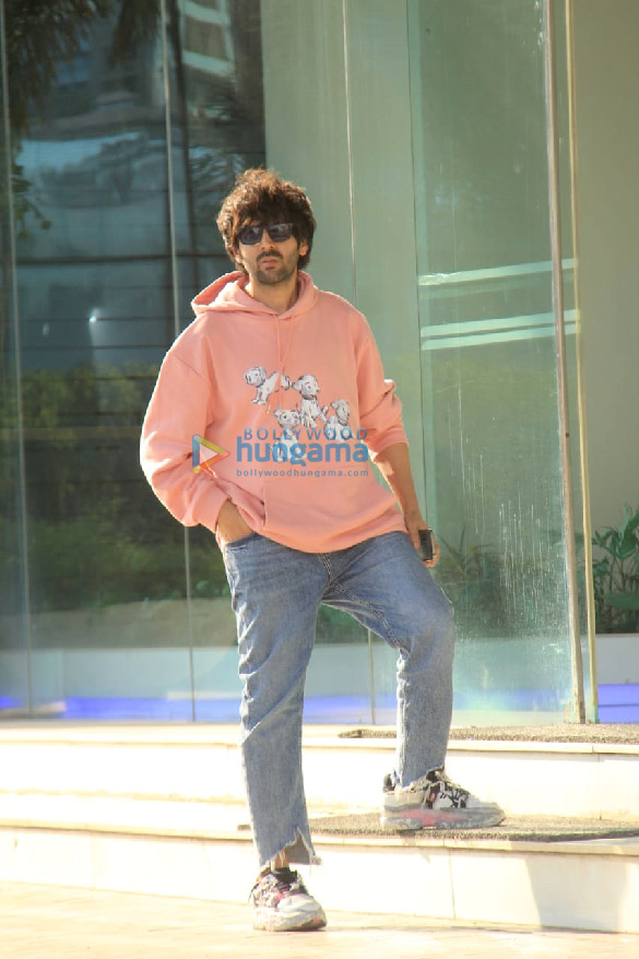 photos kartik aaryan poses for the paparazzi as he gets spotted in andheri 2