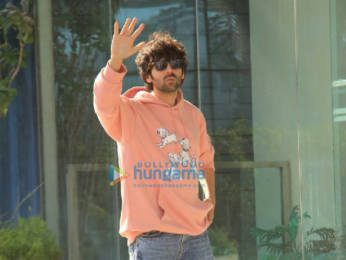 Photos: Kartik Aaryan poses for the paparazzi as he gets spotted in Andheri