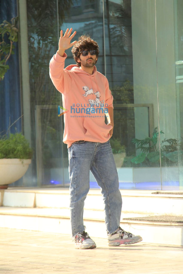 photos kartik aaryan poses for the paparazzi as he gets spotted in andheri 3