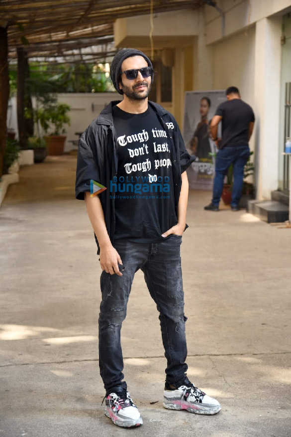 photos kartik aaryan snapped at sunny super sound in juhu 1