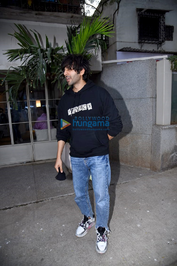 photos kartik aaryan snapped in bandra 1 3