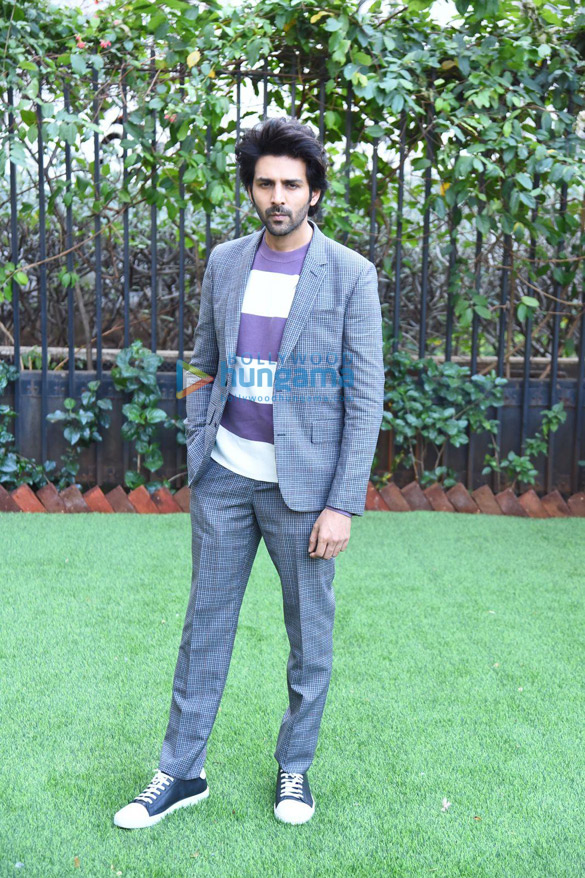 photos kartik aaryan spotted attending an event to salute the spirit of cancer fighters 654 6