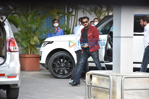 photos katrina kaif and salman khan keep it casual leaving for delhi from kalina airport for the shoot for tiger 3 9