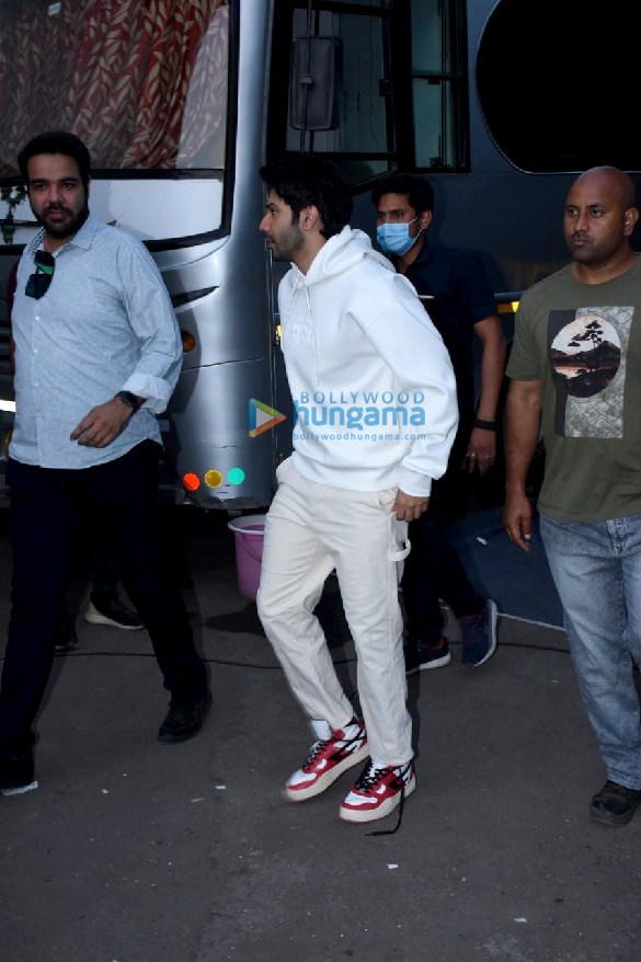 photos kiara advani and varun dhawan snapped at film city for a shoot of their upcoming film jug jugg jeeyo 6