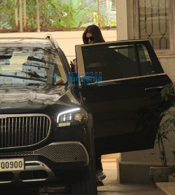 photos kriti sanon spotted at dubbing studio in juhu 3