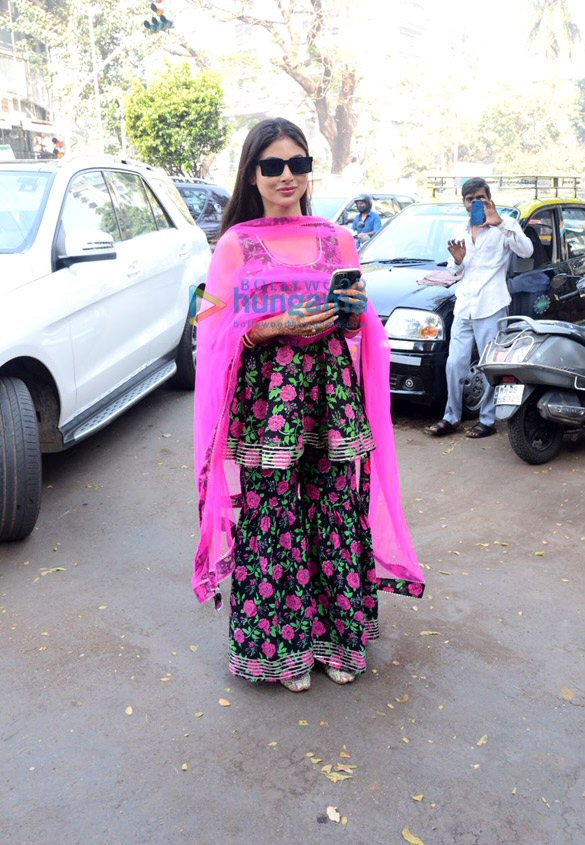 photos mouni roy spotted in khar 5