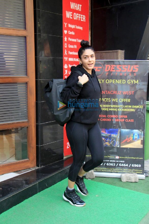 photos mrunal thakur snapped in juhu 1 2