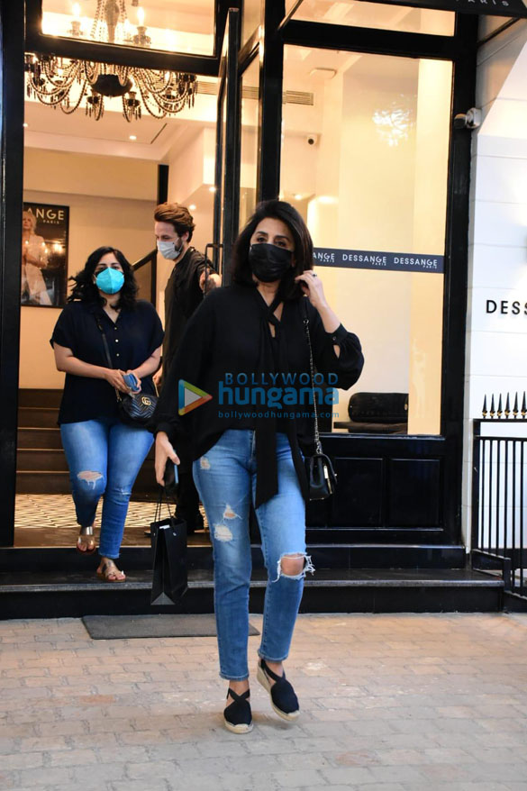 photos neetu singh snapped outside a salon in bandra 3
