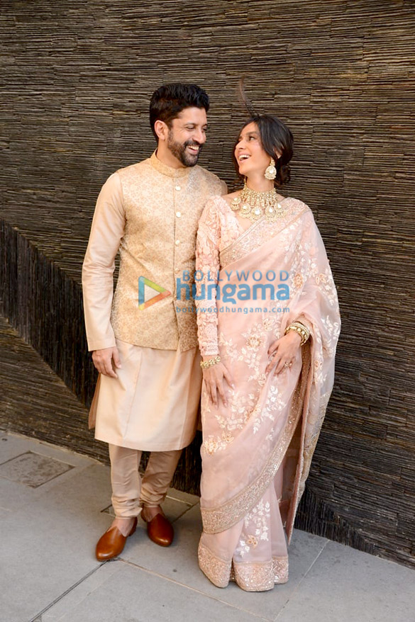 photos newly married couple farhan akhtar and shibani dandekar pose for the cameras outside their residence 3