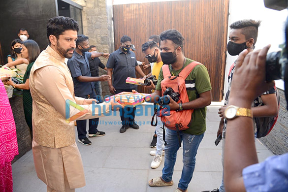 photos newly married couple farhan akhtar and shibani dandekar pose for the cameras outside their residence 4