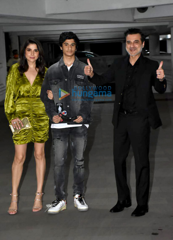 photos newly weds farhan akhtar and shibani dandekar along with others arrive for their wedding bash at riteish sidhwanis house8 16