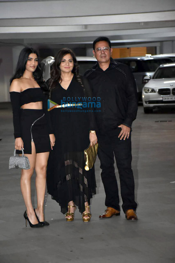 photos newly weds farhan akhtar and shibani dandekar along with others arrive for their wedding bash at riteish sidhwanis house8 25