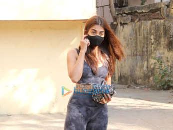 Photos: Pooja Hegde strikes a pose for the paparazzi as she gets spotted outside her pilates class