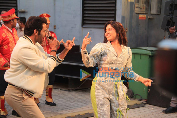 photos rajkummar rao bhumi pednekar and others snapped at the screening of badhaai do 7