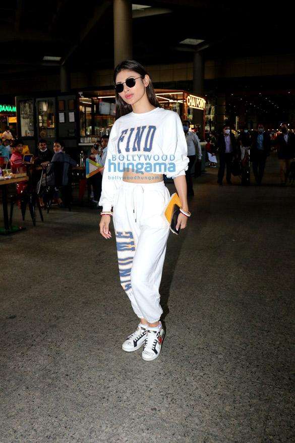 photos ranbir kapoor kangana ranaut mouni roy and bappa lahiri snapped at the airport2 1