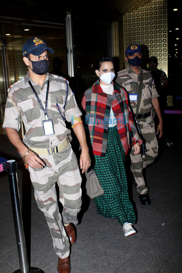 photos ranbir kapoor kangana ranaut and bappa lahiri snapped at the airport 2