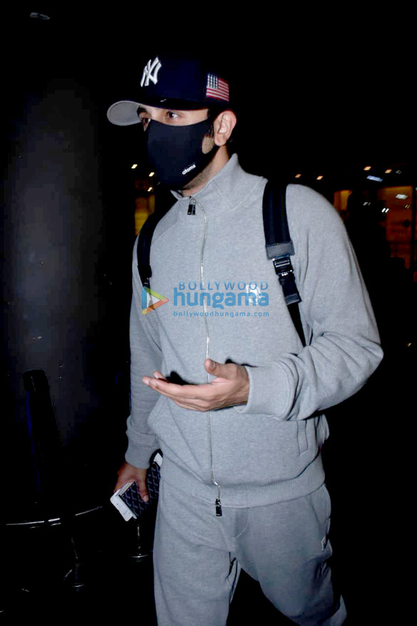 photos ranbir kapoor kangana ranaut and bappa lahiri snapped at the airport 5