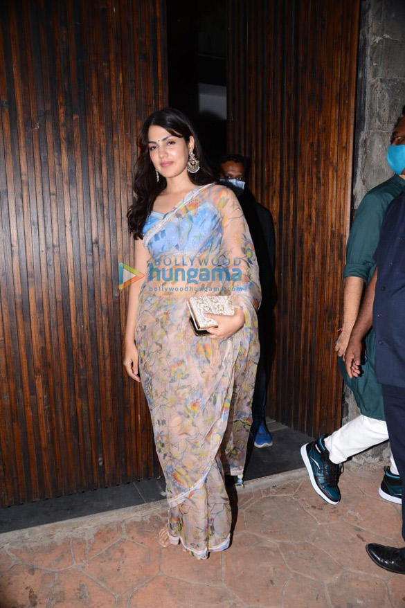 photos rhea chakraborty ritesh sidhwani shabana azmi keep the party going post farhan akhtar shibani dandekars wedding at his residence 3