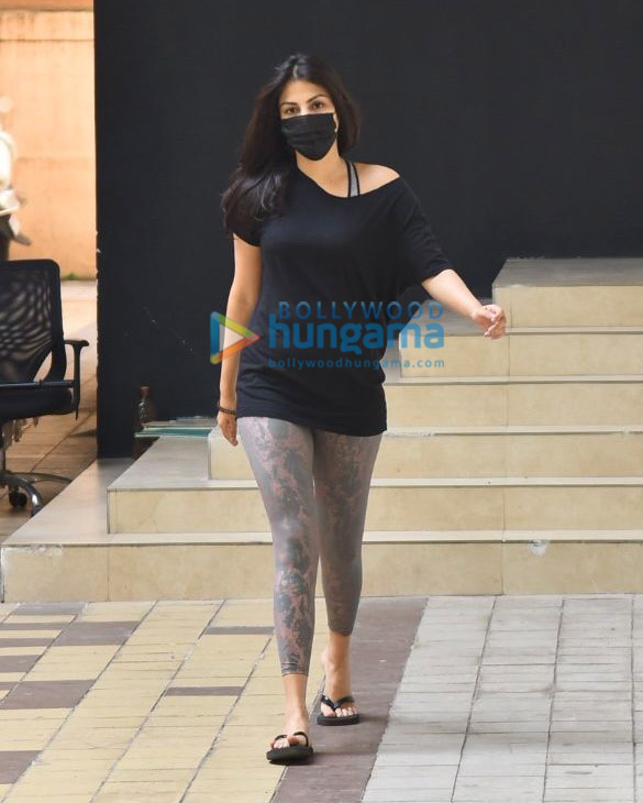 Photos: Rhea Chakraborty waves at the paparazzi as she walks out of a gym in Khar Photos: Rhea Chakraborty waves at the paparazzi as she walks out of a gym in Khar