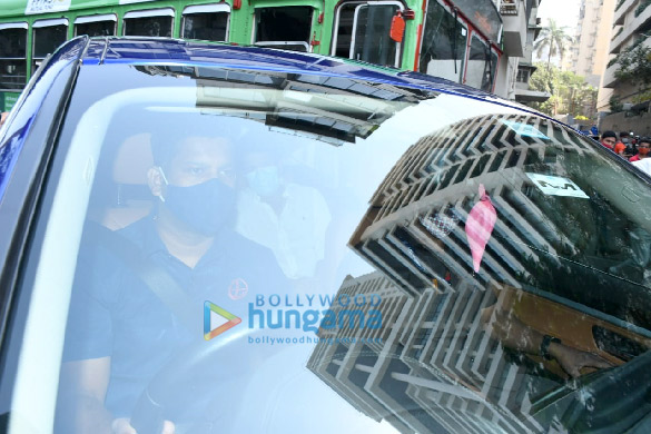 photos sachin tendulkar and aditya thackeray reach the breach candy hospital to pay last respects to lata mangeshkar 3