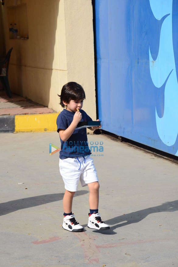 photos saif ali khan kareena kapoor khan and taimur ali khan snapped at bkc in bandra 4
