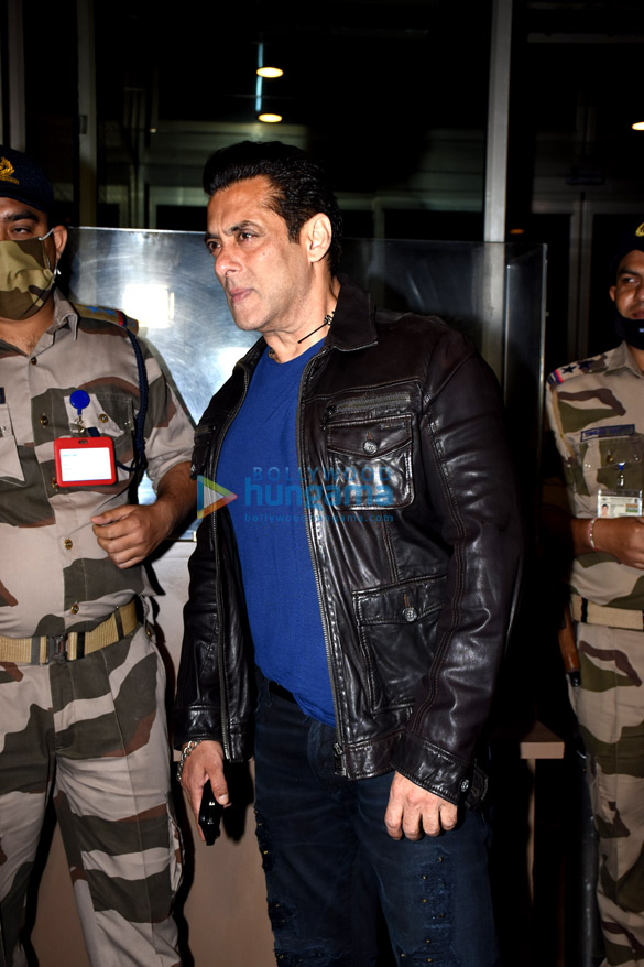 photos salman khan pooja hegde leave for da bangg tour in dubai aditya roy kapur anil kapoor shamita shetty others snapped at the airport 9