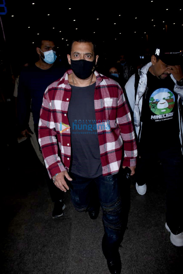 photos salman khan and saiee manjrekar spotted at the airport as they return after an electrifying performance at the da bangg tour in dubai 1