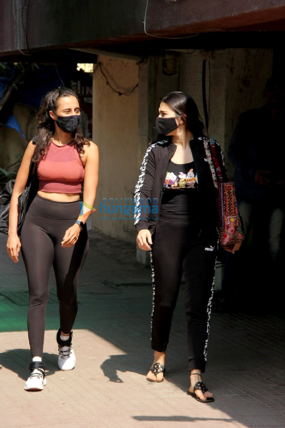 photos sara ali khan and namrata purohit spotted in santacruz 3