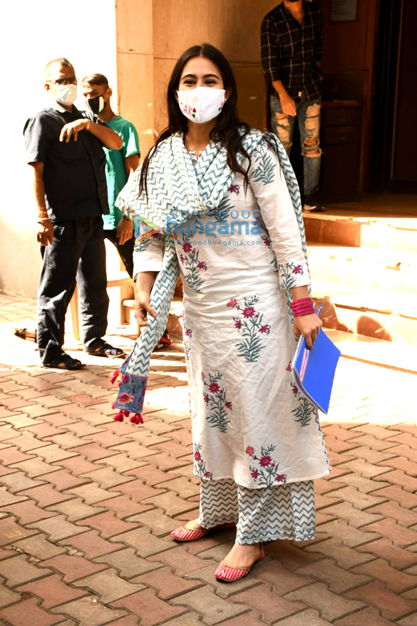 photos sara ali khan spotted at mahesh bhatts office in bandra 1