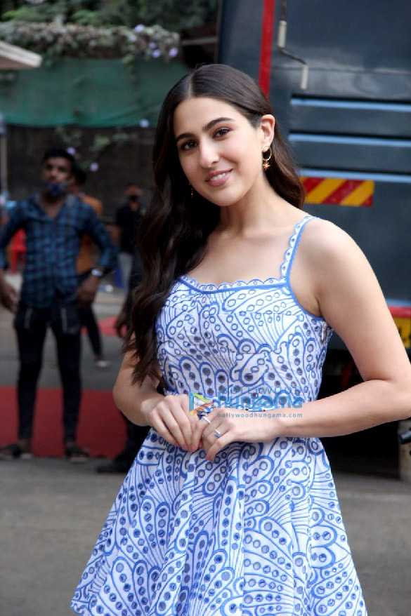 photos sara ali khan spotted at mehboob studio in bandra 3
