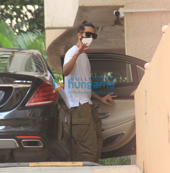 Photos: Shahid Kapoor spotted with his wife Mira Rajput and brother Ishaan Khatter in Versova on his birthday Photos: Shahid Kapoor spotted with his wife Mira Rajput and brother Ishaan Khatter in Versova on his birthday
