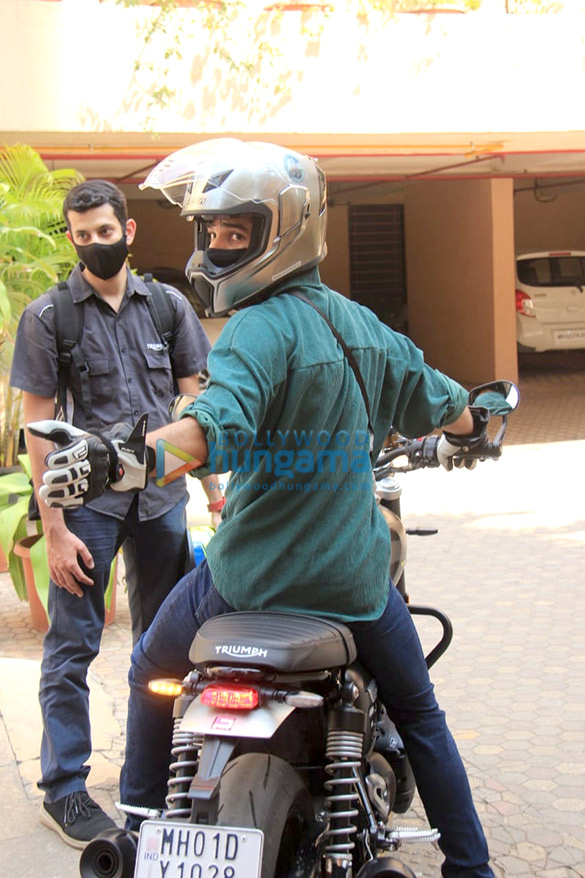 photos shahid kapoor spotted with his wife mira rajput and brother ishaan khatter in versova on his birthday 5