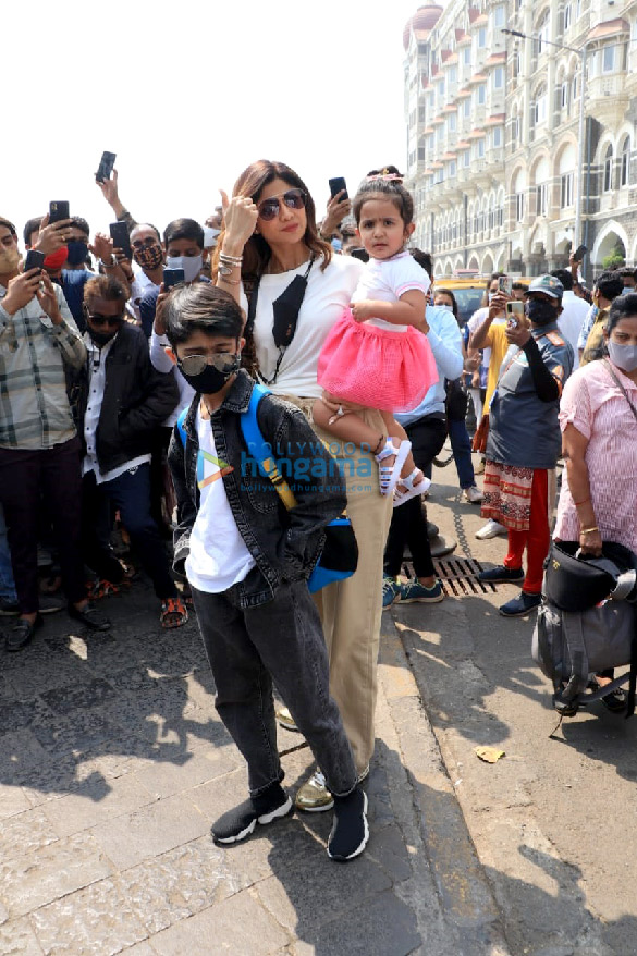 photos shilpa shetty spotted at gateway with her family 3