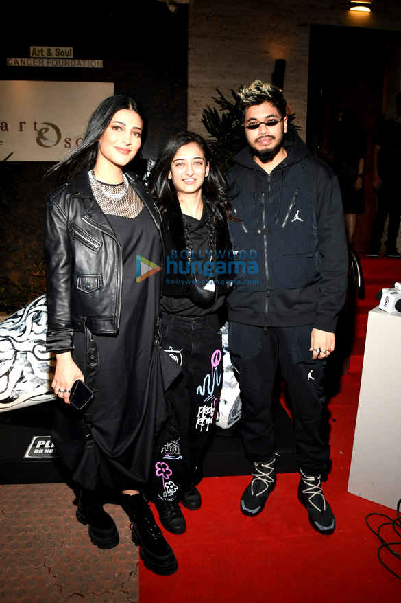 photos shruti haasan akshara haasan and others at the unveiling of santanu hazarikas art exhibition blck 2