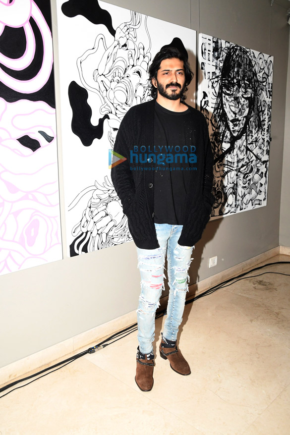 photos shruti haasan akshara haasan and others at the unveiling of santanu hazarikas art exhibition blck 7