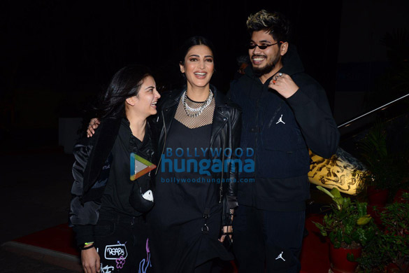 photos shruti haasan and akshara haasan snapped attending an art exhibition 7