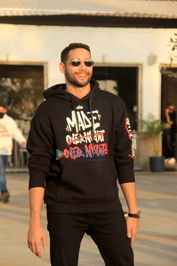 photos siddhant chaturvedi poses with his childhood friends at an event for budweiser in juhu 4