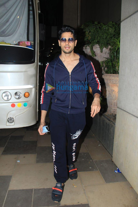 photos sidharth malhotra dons a casual avatar as he gets snapped post a shoot in juhu 1