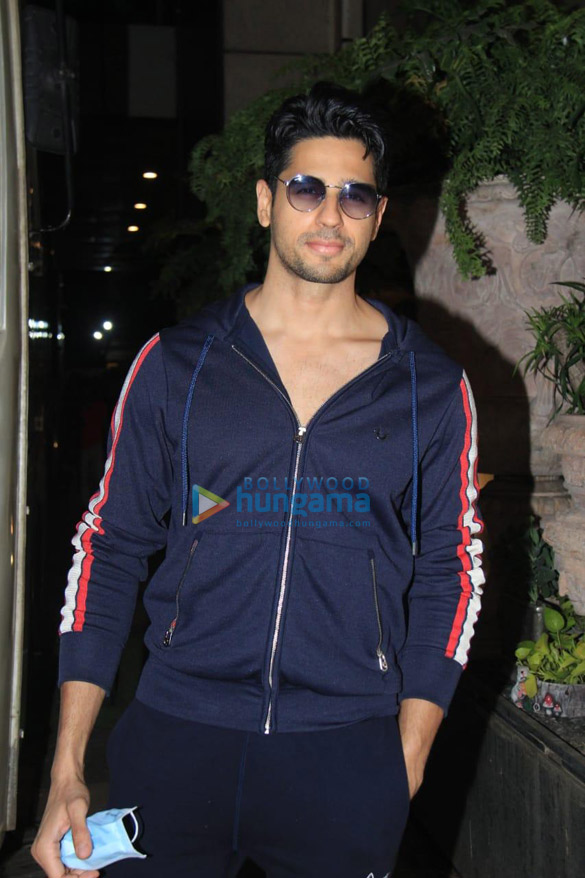 photos sidharth malhotra dons a casual avatar as he gets snapped post a shoot in juhu 2