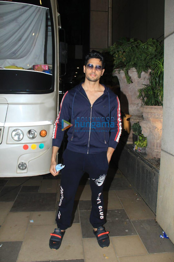 photos sidharth malhotra dons a casual avatar as he gets snapped post a shoot in juhu 4