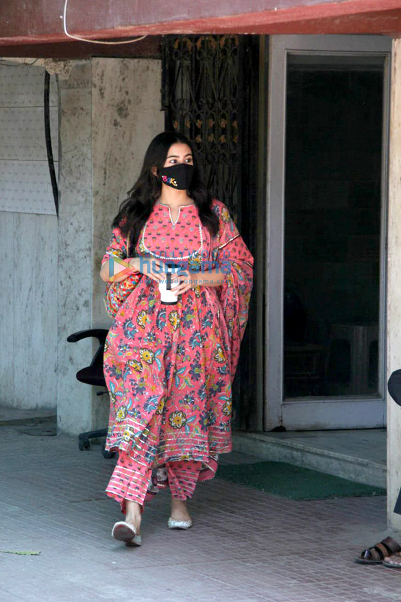photos sisters janhvi kapoor and khushi kapoor opt for athleisure wear sara ali khan wears a suit as they get spotted outside their pilates class 1
