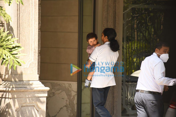 photos sisters kareena kapoor khan and karisma kapoor snapped along with jehangir ali khan at their father randhir kapoors residence in bandra 6 photos sisters kareena kapoor khan and karisma kapoor snapped along with jehangir ali khan at their father randhir kapoors residence in bandra 6