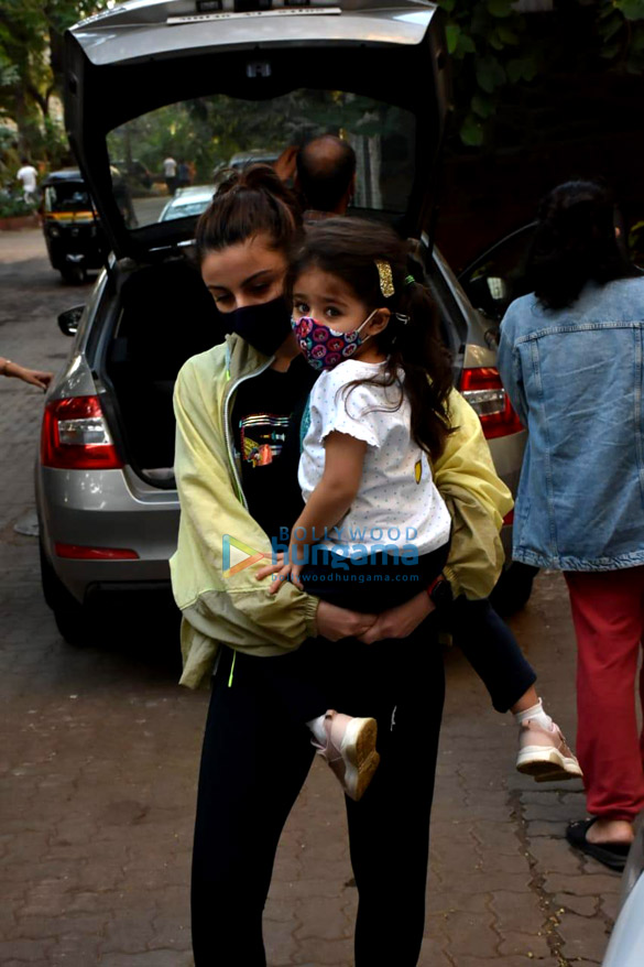 photos soha ali khan snapped with her daughter inaaya naumi kemmu in bandra 005 2